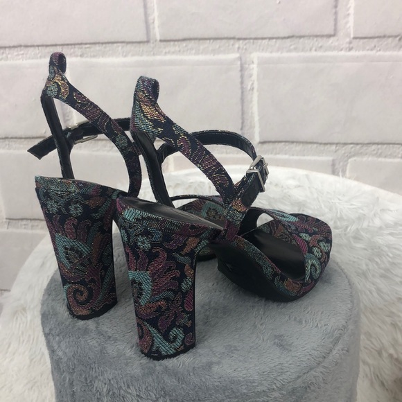 Gianni Bini ankle strap Block heel sandals 4.25in - Picture 5 of 8